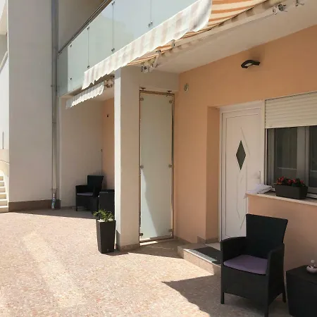 Drop In Split Luxury Suites Exterior photo